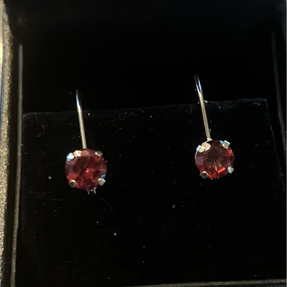 10 Kart Yellow Gold Round Cut Garnet Earrings